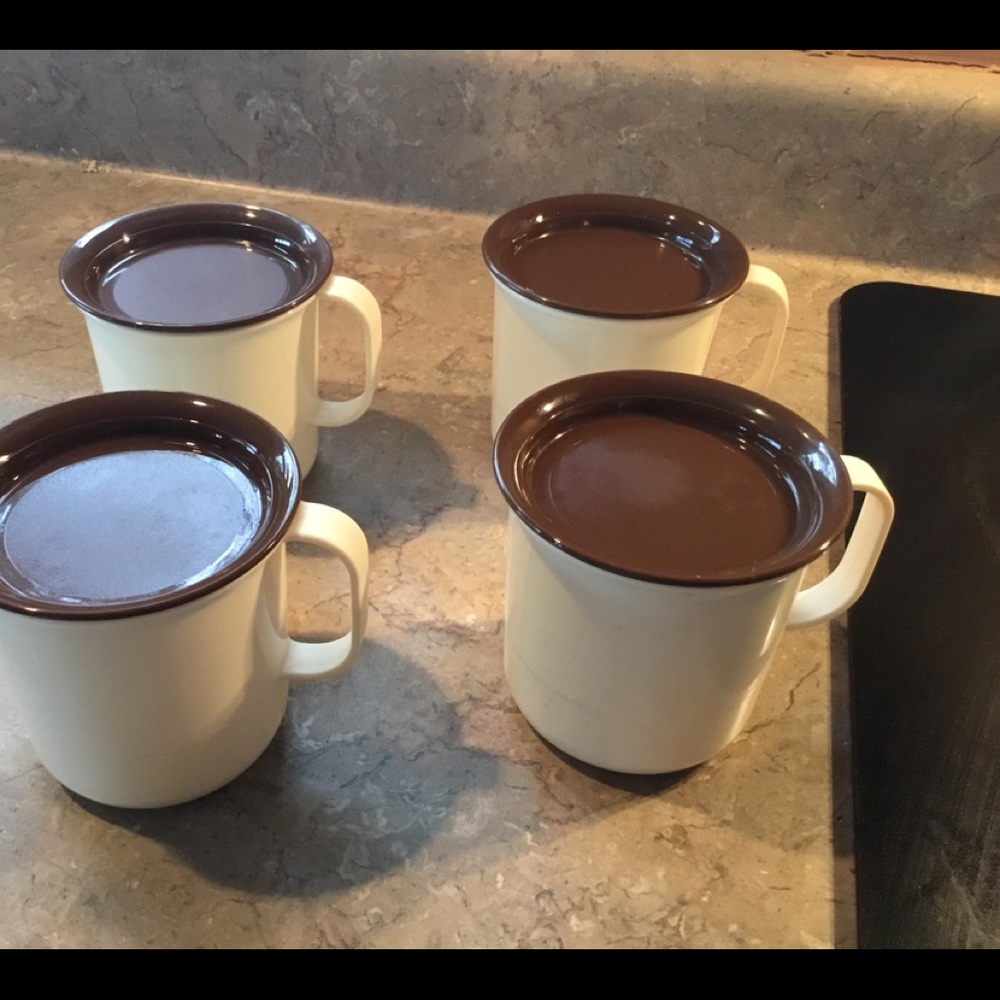 4 Tupperware coffee cups